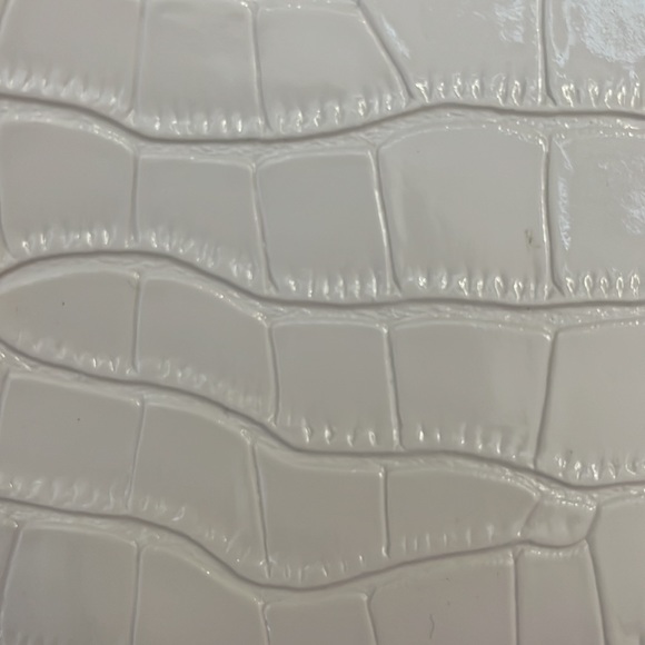 white faux alligator skin purse/clutch. - Picture 2 of 3